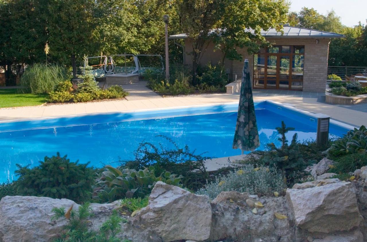 Hotel Villa Pax Balatonalmádi Exteriör bild
