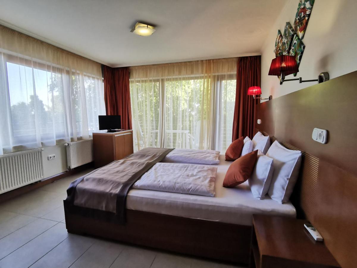 Hotel Villa Pax Balatonalmádi Exteriör bild