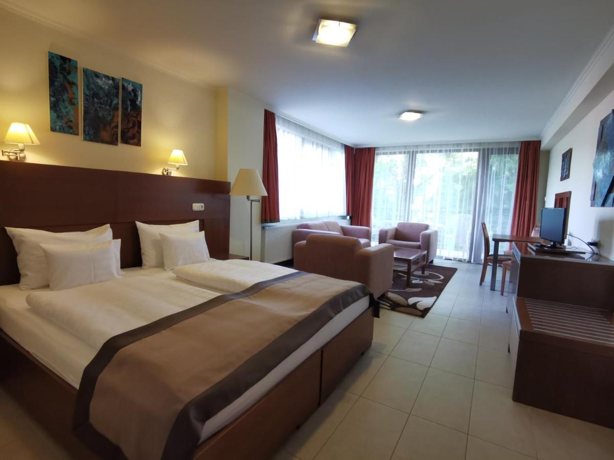 Hotel Villa Pax Balatonalmádi Rum bild