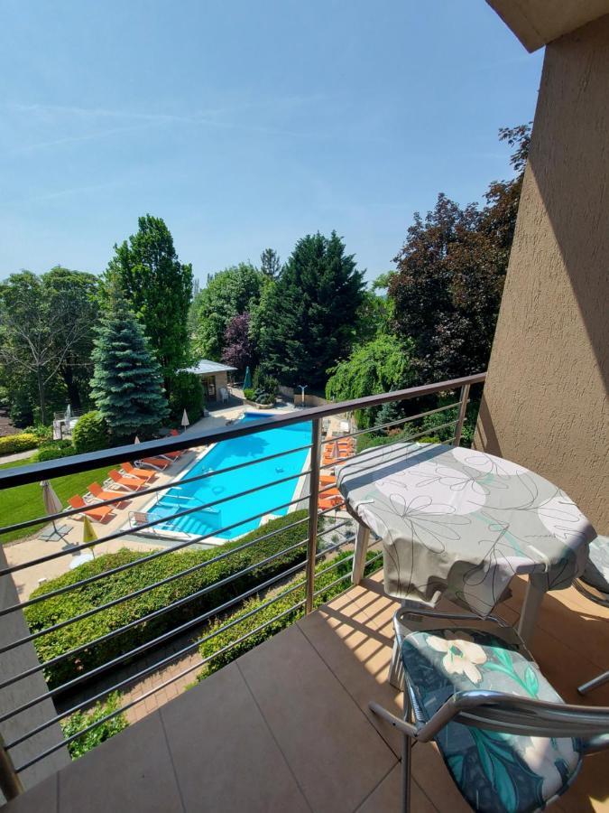 Hotel Villa Pax Balatonalmádi Exteriör bild