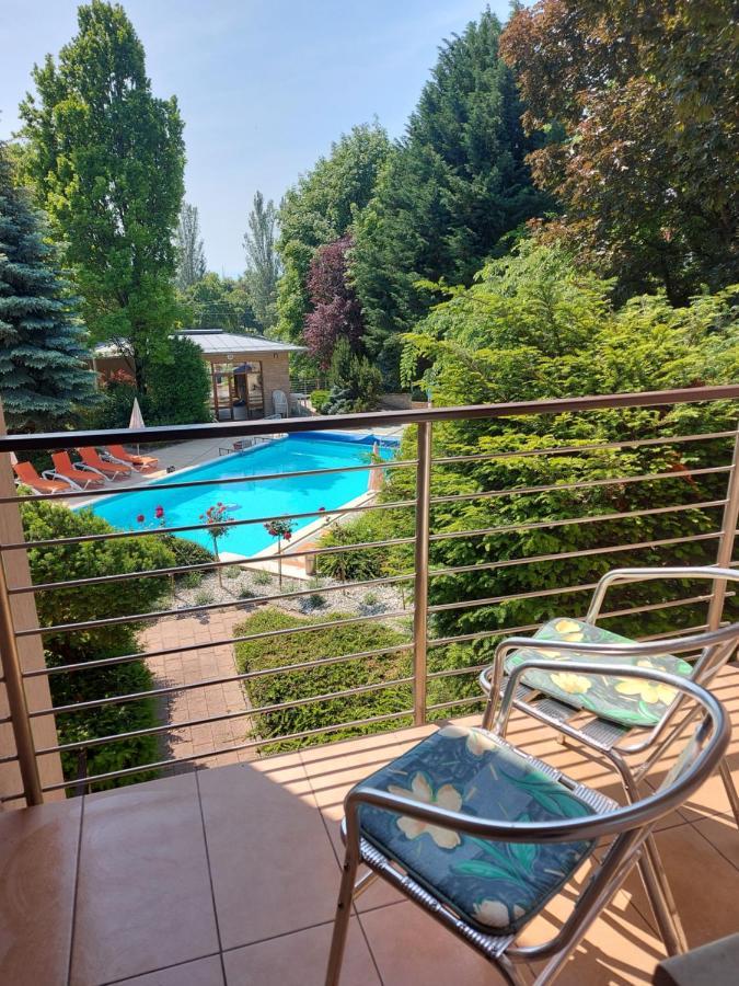 Hotel Villa Pax Balatonalmádi Exteriör bild