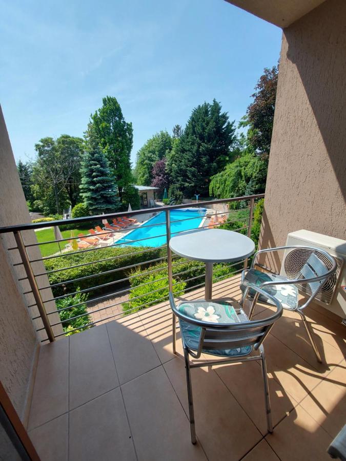 Hotel Villa Pax Balatonalmádi Exteriör bild
