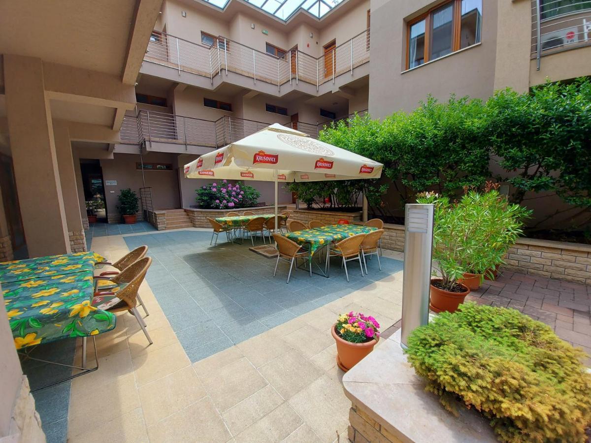 Hotel Villa Pax Balatonalmádi Exteriör bild