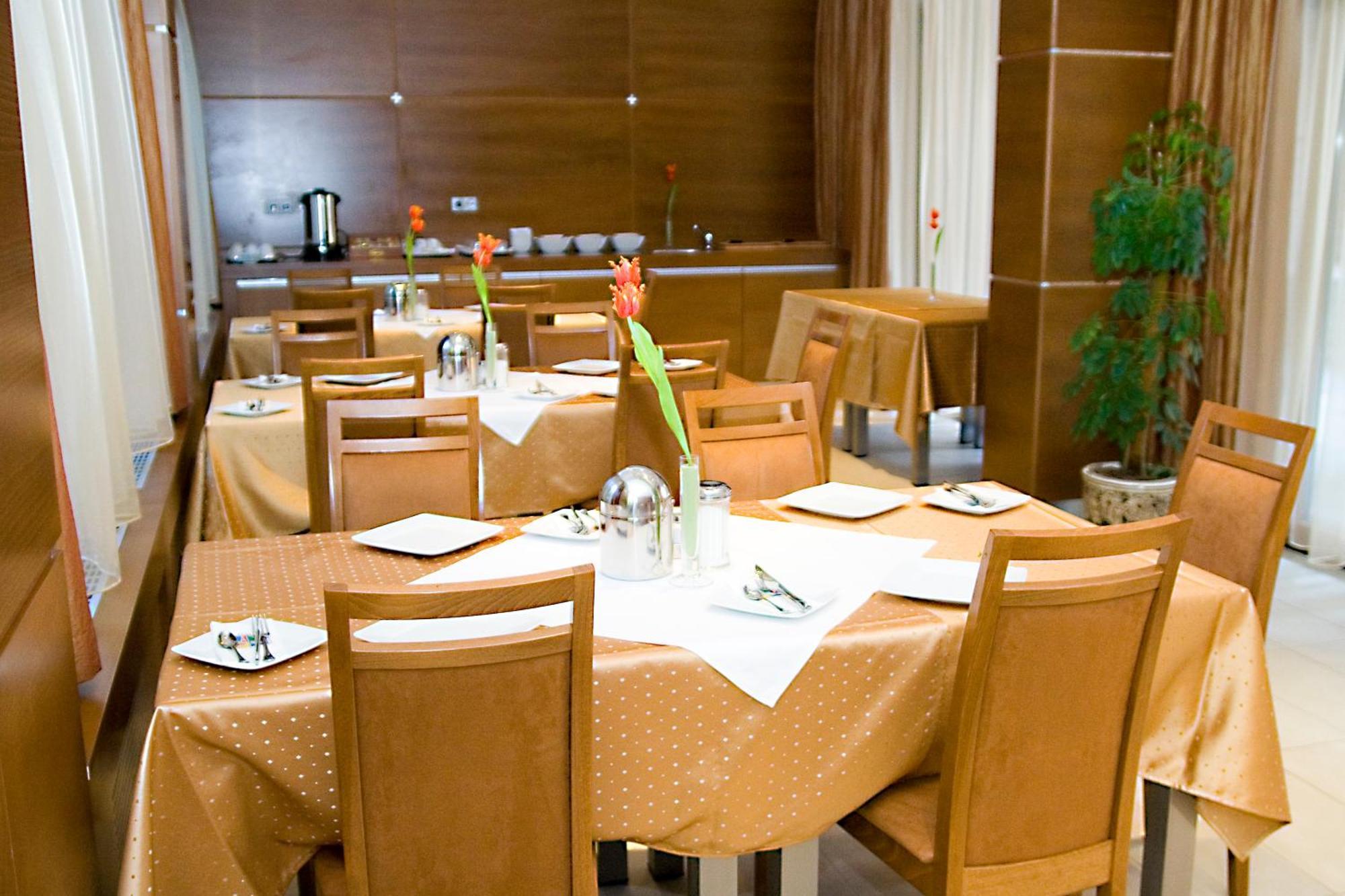 Hotel Villa Pax Balatonalmádi Exteriör bild