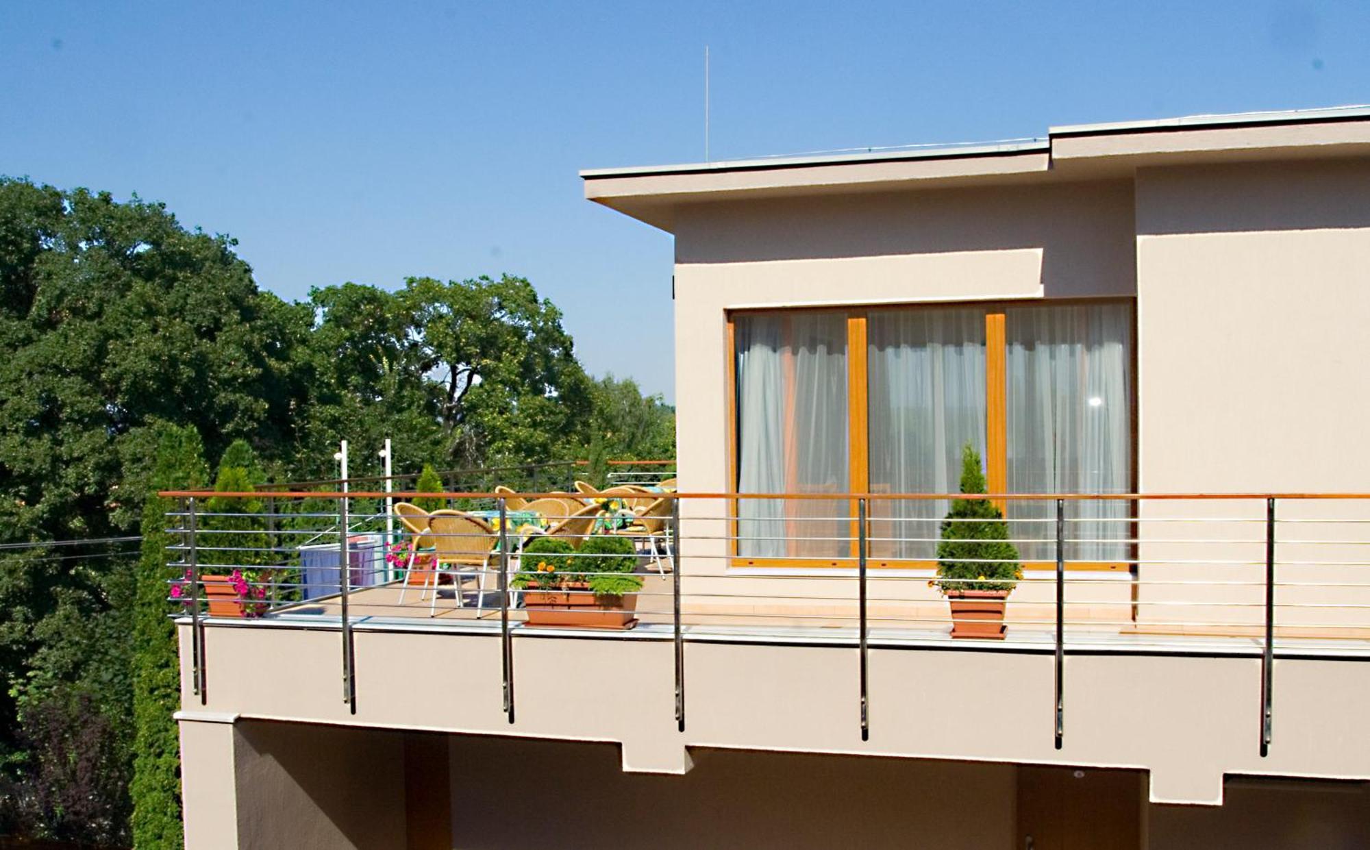 Hotel Villa Pax Balatonalmádi Exteriör bild