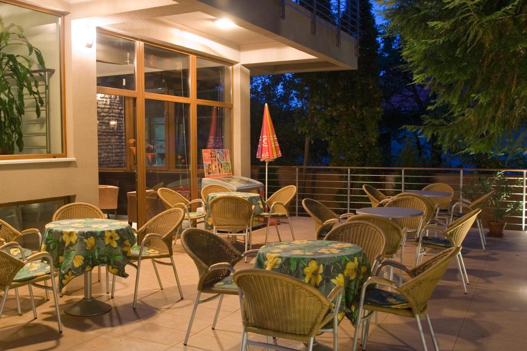Hotel Villa Pax Balatonalmádi Exteriör bild