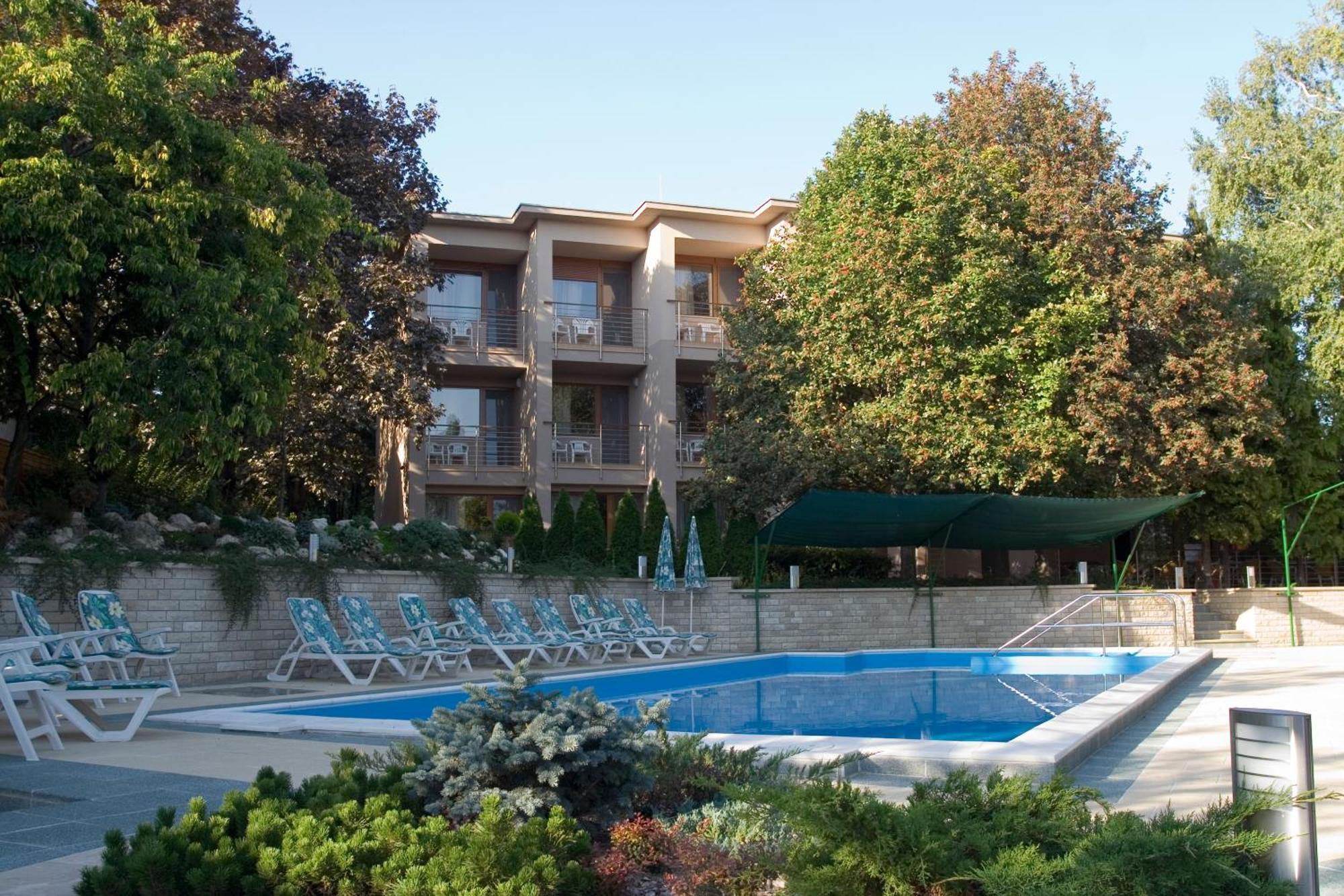 Hotel Villa Pax Balatonalmádi Exteriör bild