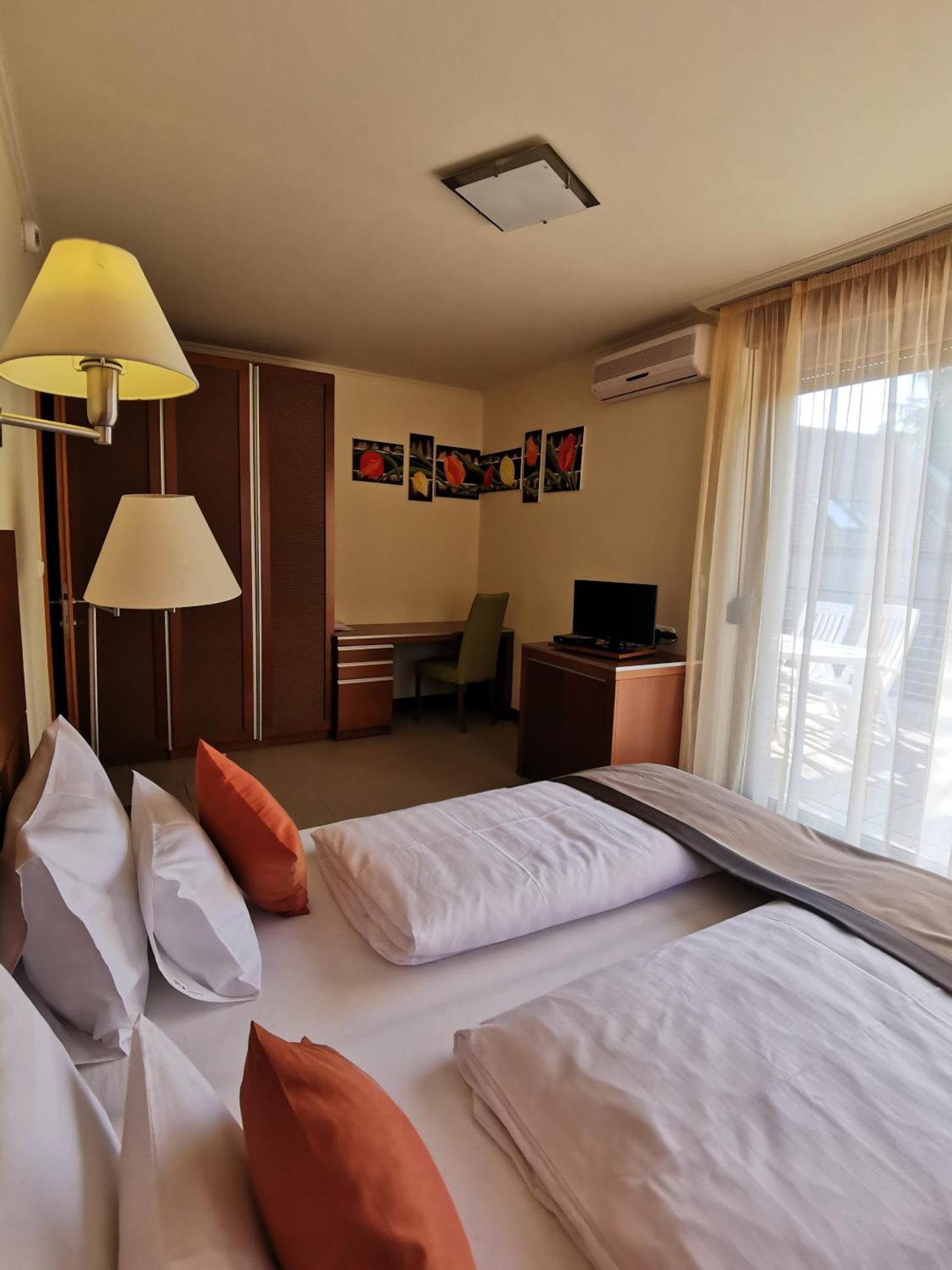 Hotel Villa Pax Balatonalmádi Rum bild