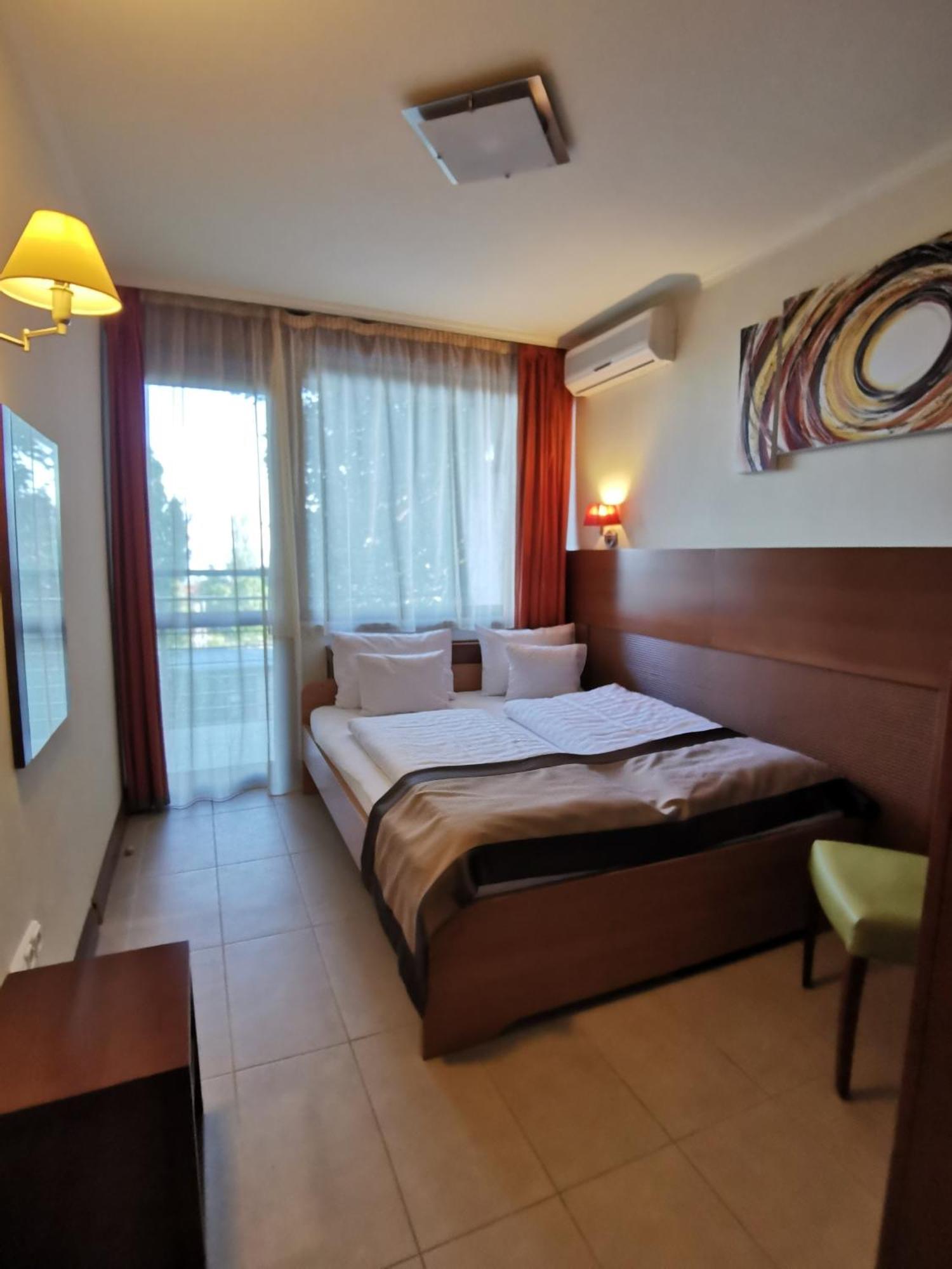 Hotel Villa Pax Balatonalmádi Rum bild