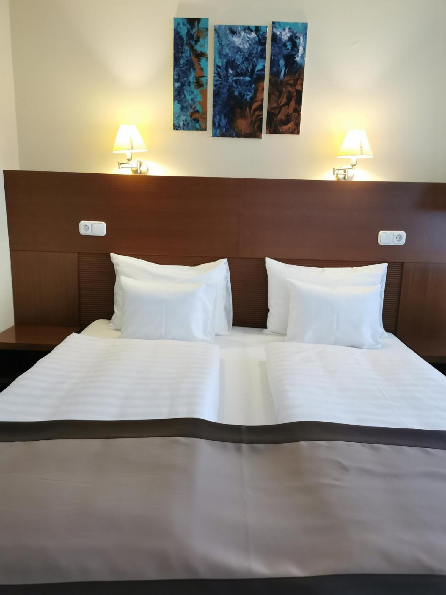 Hotel Villa Pax Balatonalmádi Rum bild