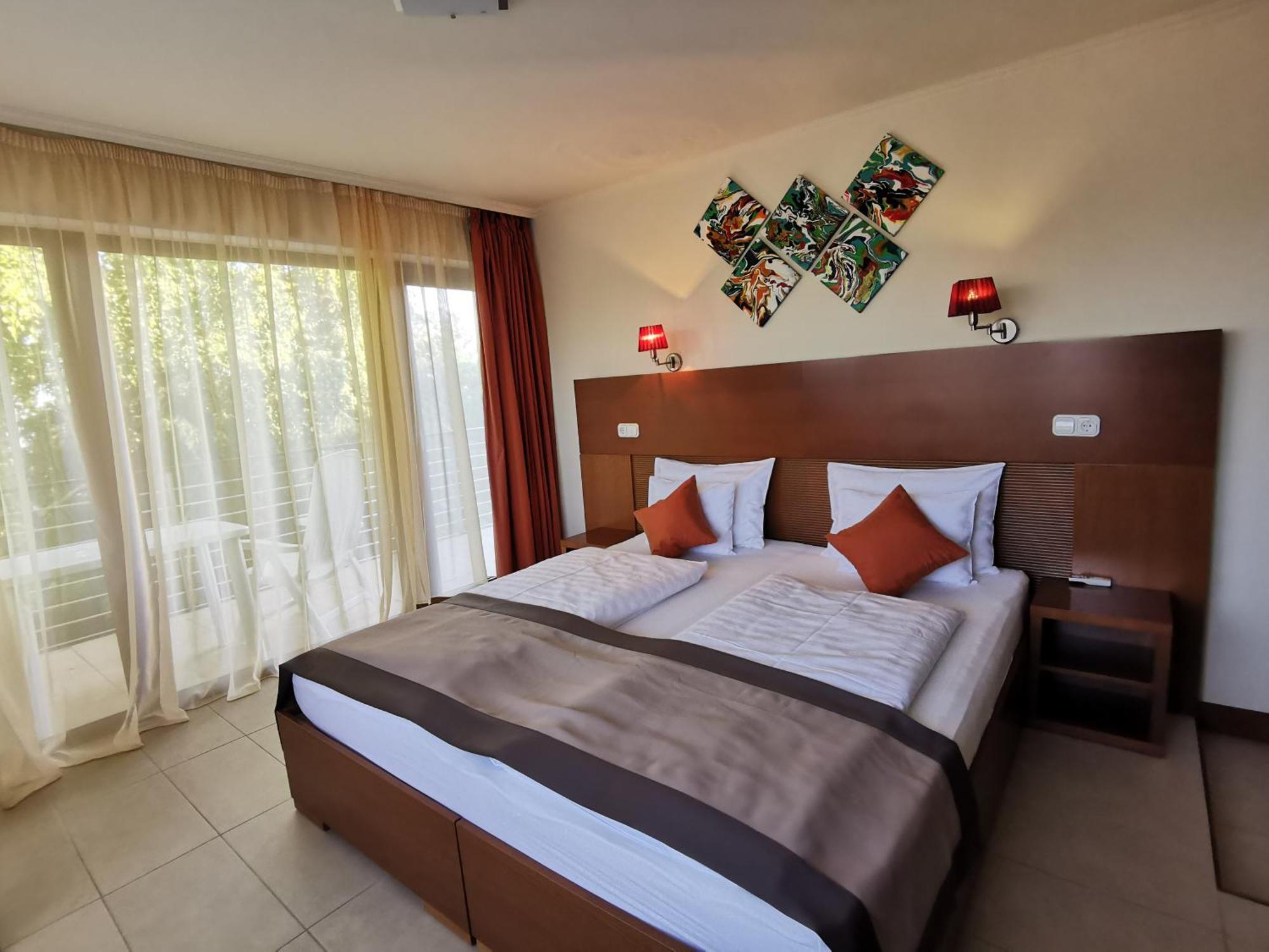 Hotel Villa Pax Balatonalmádi Rum bild