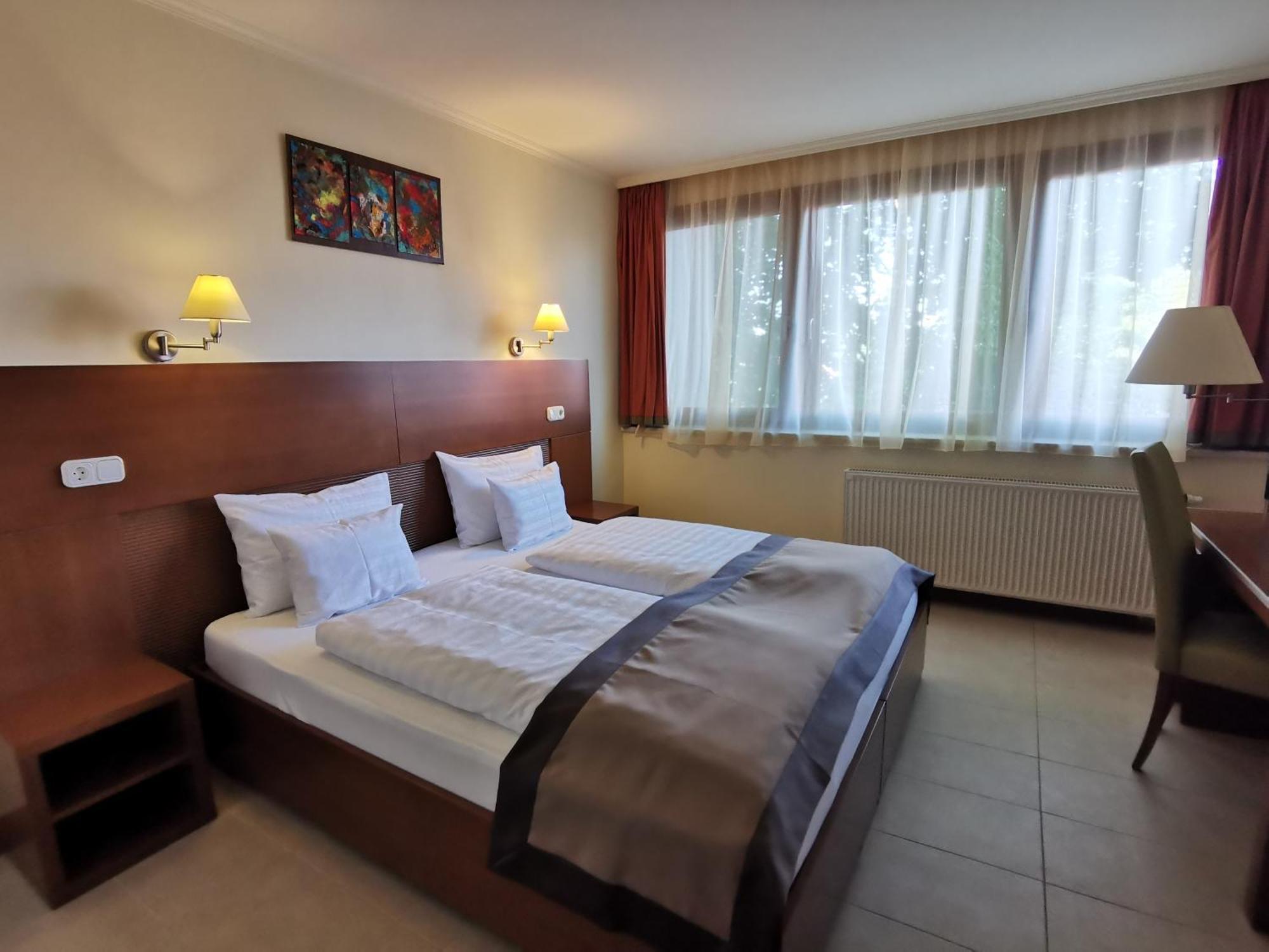 Hotel Villa Pax Balatonalmádi Rum bild