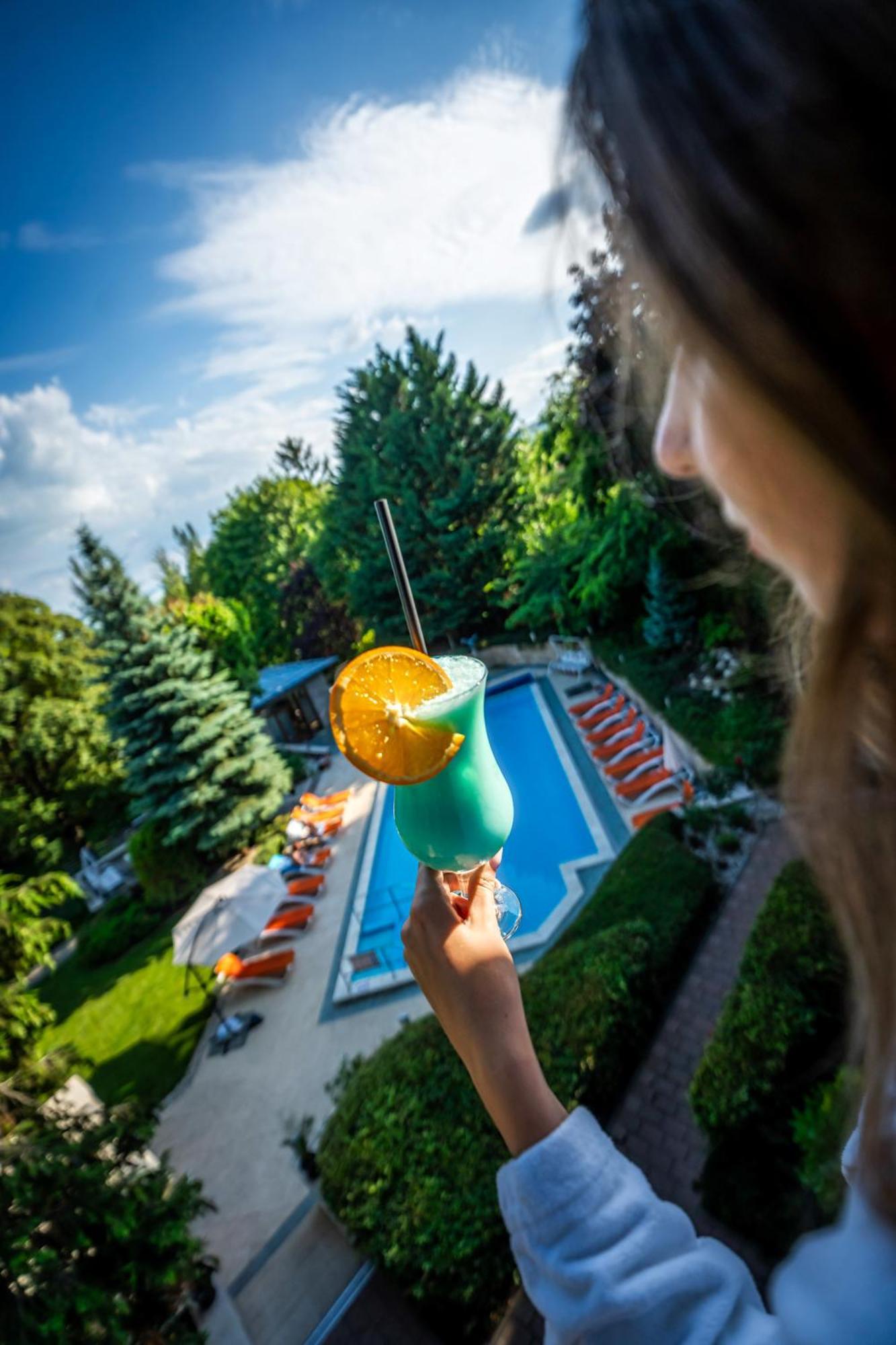 Hotel Villa Pax Balatonalmádi Exteriör bild