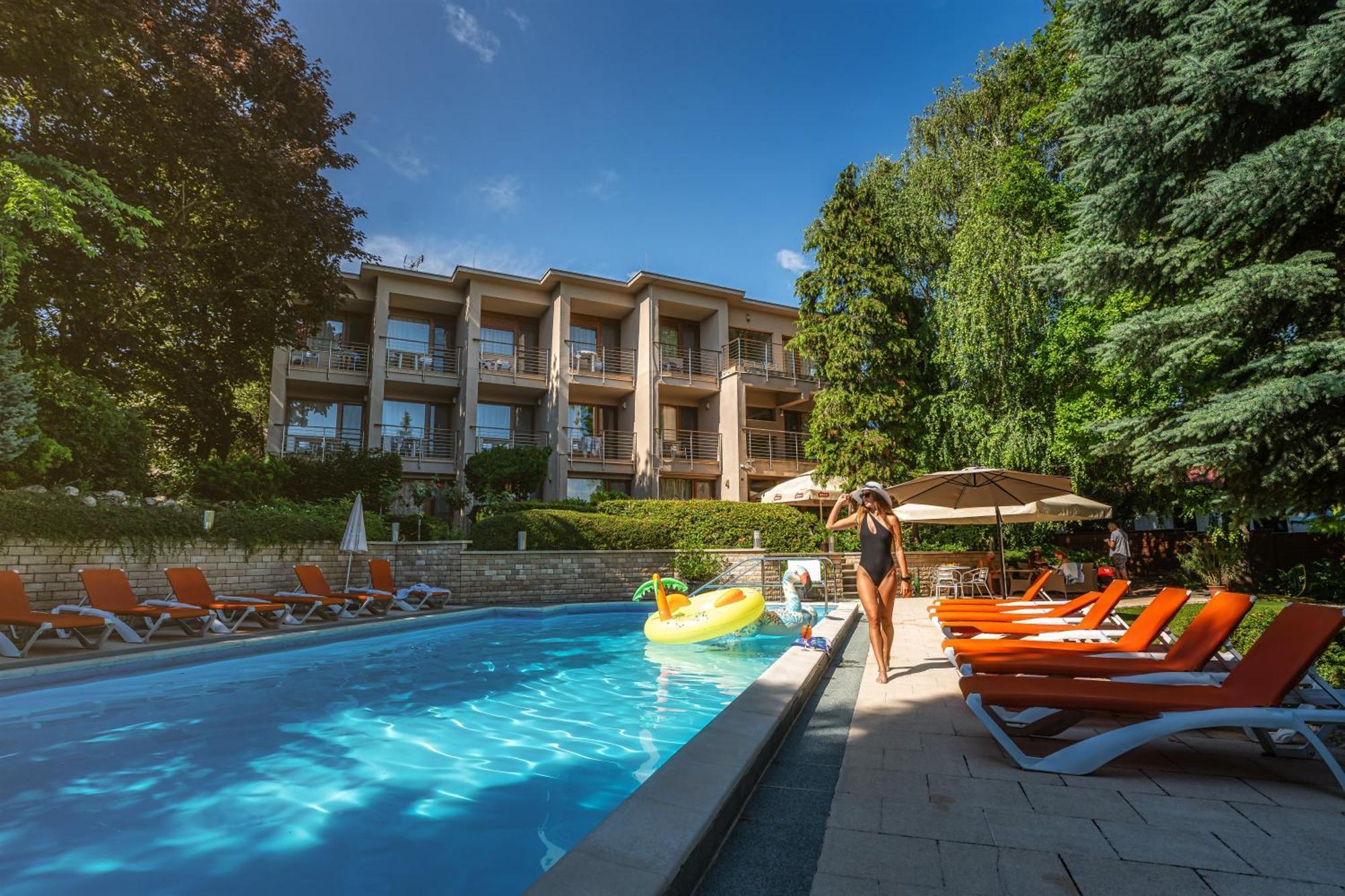 Hotel Villa Pax Balatonalmádi Exteriör bild